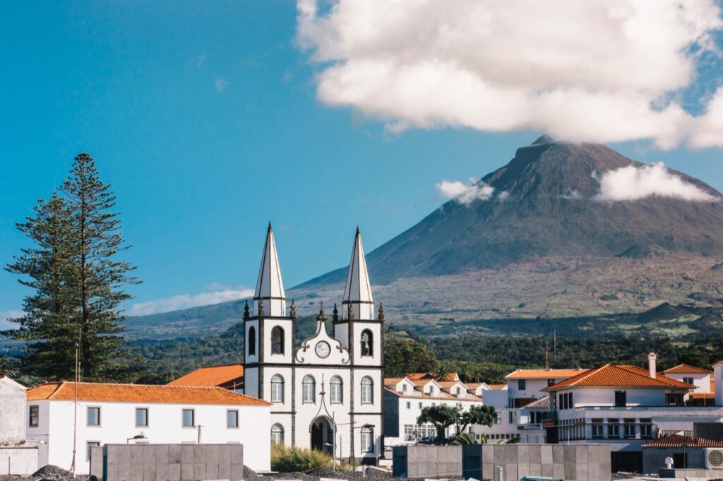 Fachada de la iglesia de Santa Maria Madalena en la capital de la isla de Pico, Azores