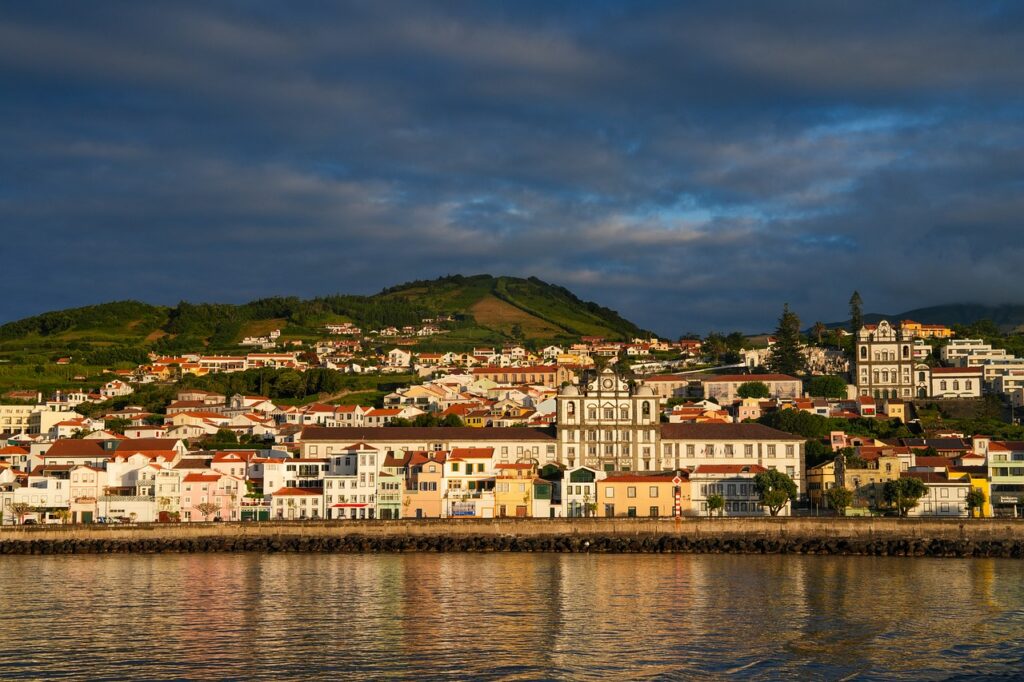 Vista aérea de la ciudad de Horta en la isla de Faial, Azores