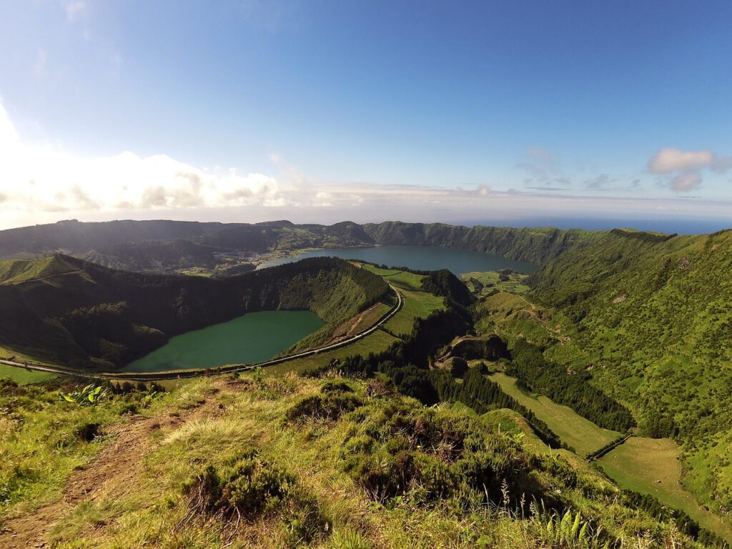 Vista aérea de la Lagoa das Sete Cidades con los dos lagos de colores en São Miguel, Azores