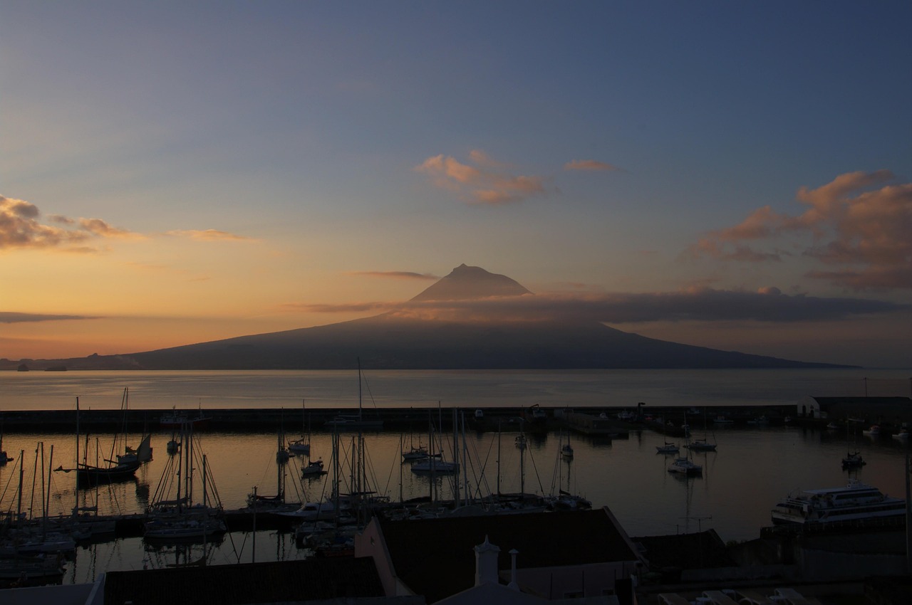 El Monte Pico con 2.351 metros de altitud, el volcán y punto más alto de Portugal en las Azores