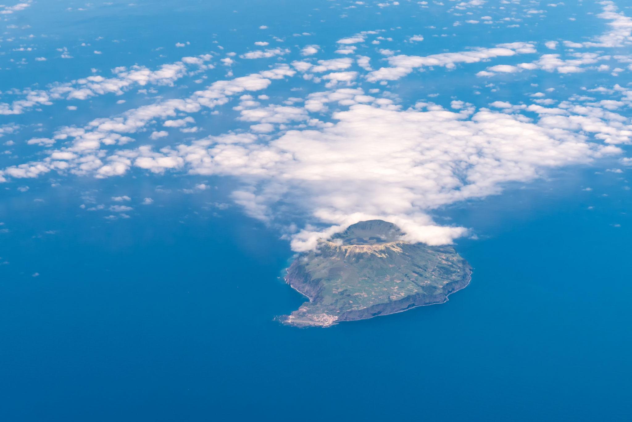 Isla de Corvo vista desde el aire mostrando el cráter del Caldeirão rodeado por el océano Atlántico
