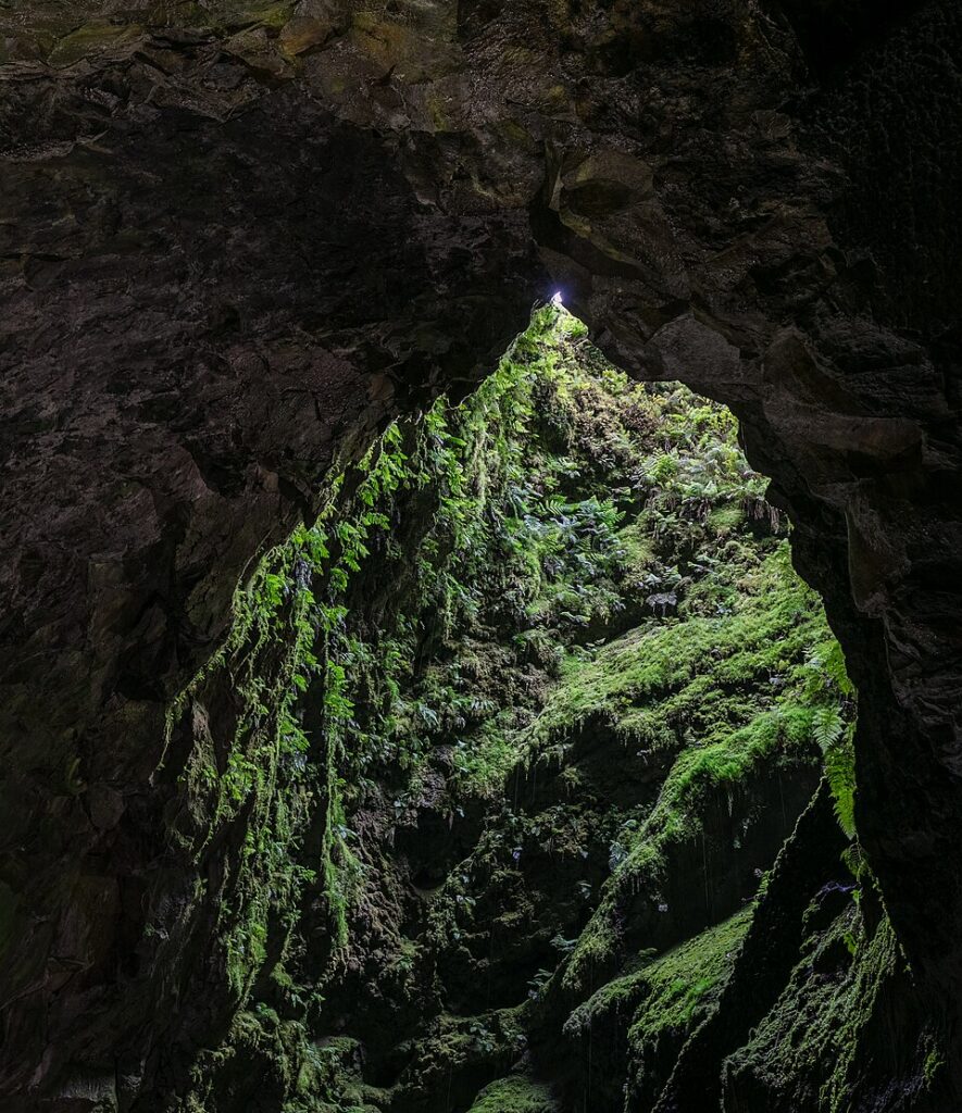 Interior del Algar do Carvão cueva volcánica en isla de Terceira Azores