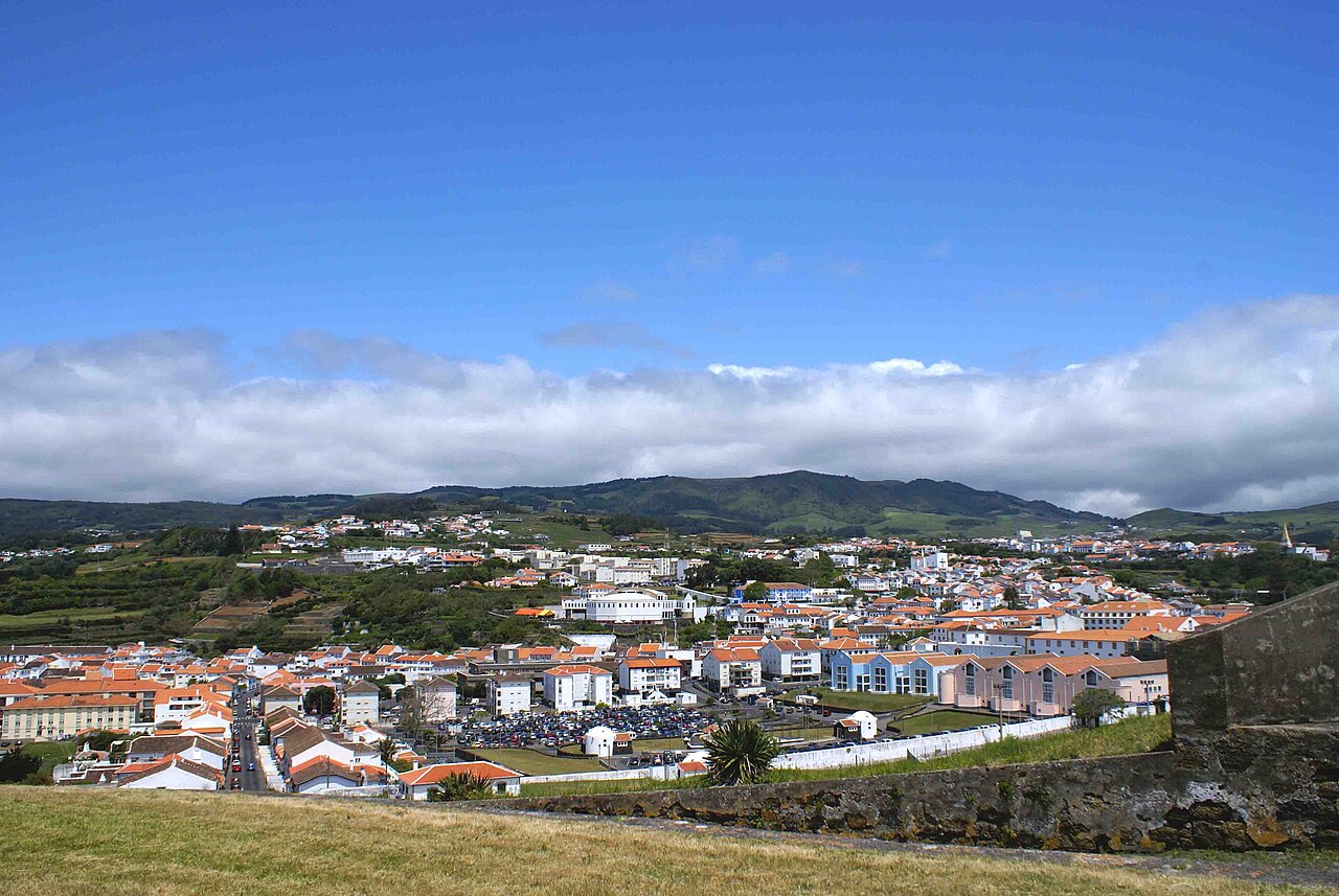 Vista panorámica de Angra do Heroísmo desde Monte Brasil en Terceira Azores