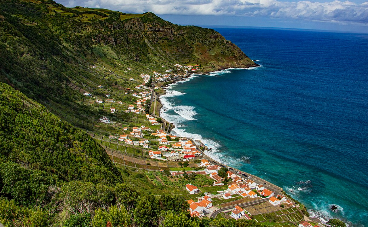 Baía de São Lourenço — isla Santa María Azores Baía de São Lourenço con viñedos y acantilados en isla Santa María Azores