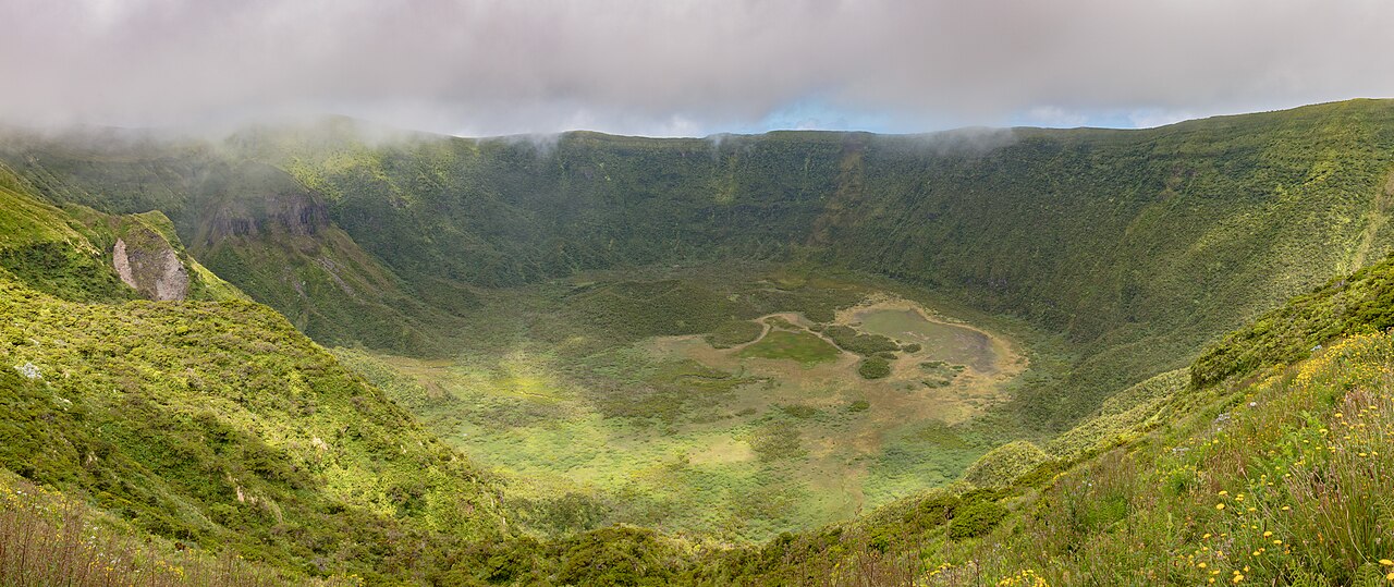 Panorámica de la Caldeira de Faial cubierta de vegetación en las Azores