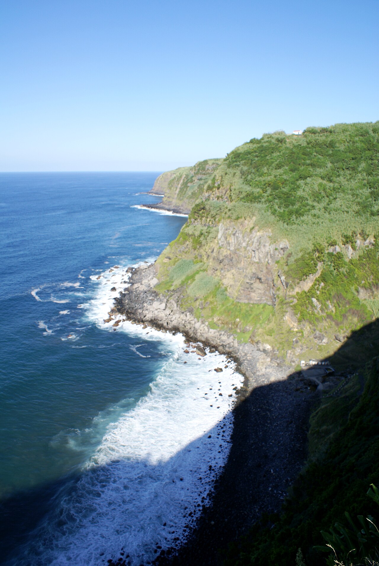 Costa verde de Nordeste en São Miguel Azores con acantilados sobre el Atlántico