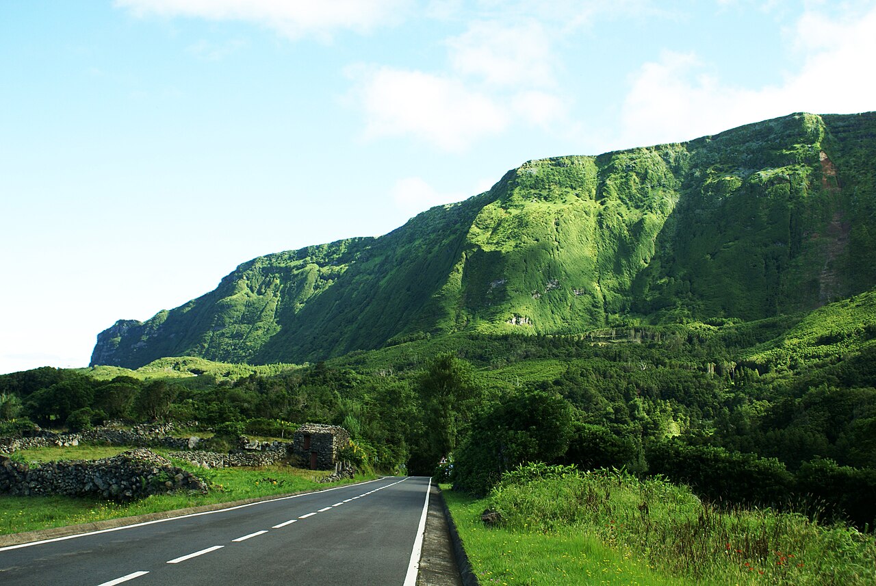 Acantilados costeros camino a Fajã Grande en la isla de Flores, Azores