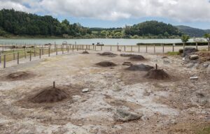 Fumarolas y caldeiras geotérmicas de Furnas en São Miguel Azores con vapor volcánico