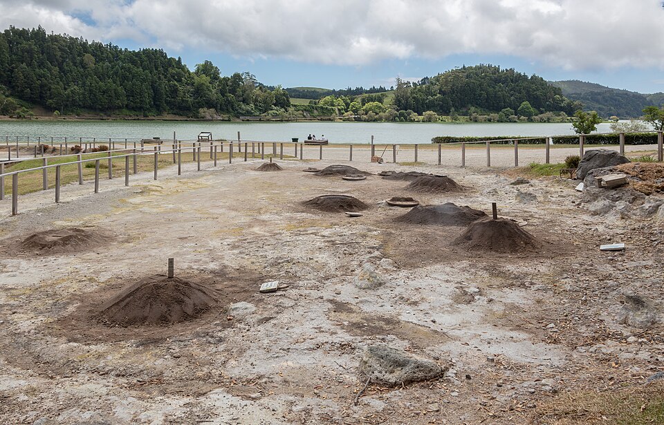 Fumarolas y caldeiras geotérmicas de Furnas en São Miguel Azores con vapor volcánico