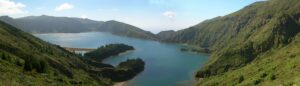 Lagoa do Fogo laguna volcánica en el centro de São Miguel Azores rodeada de montañas verdes