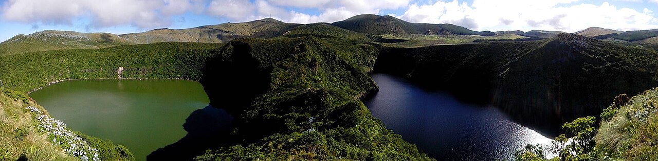 Vista panorámica de Lagoa Funda y Lagoa Rasa en la isla de Flores, Azores