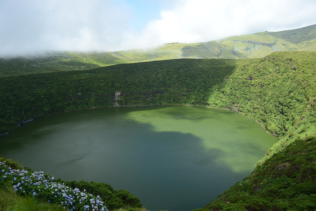 Lagoa Negra rodeada de vegetación verde en la isla de Flores, Azores
