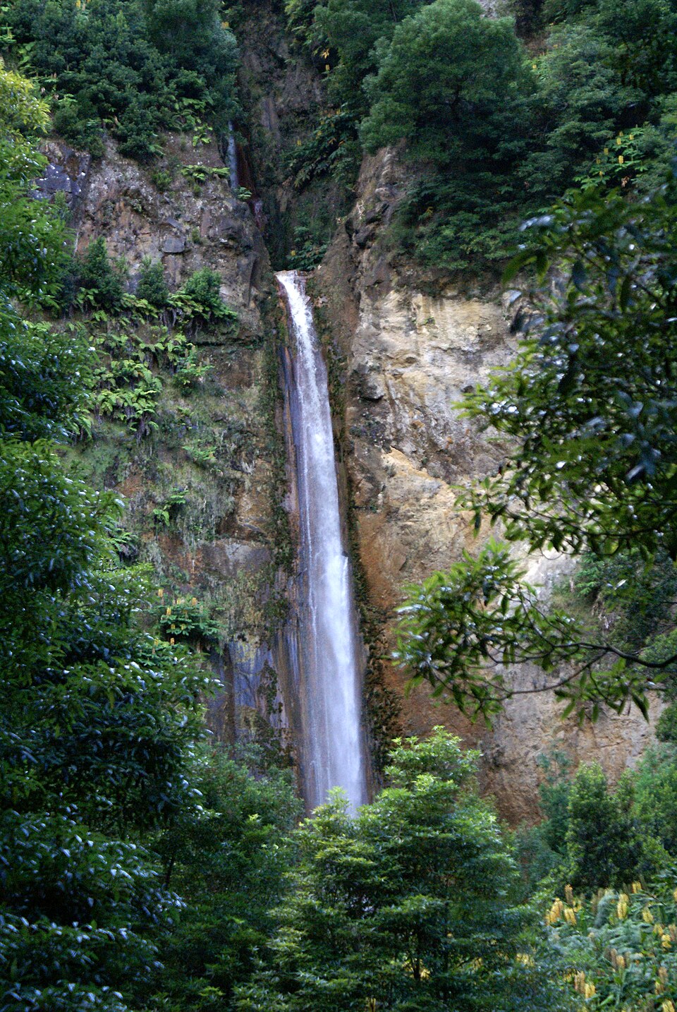 Pueblo costero de Ribeira Quente en São Miguel Azores