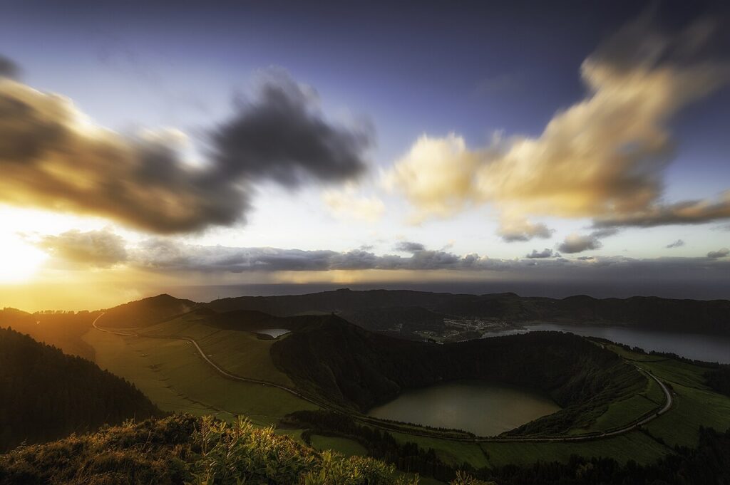 Vista del complejo volcánico de Sete Cidades al atardecer en São Miguel Azores