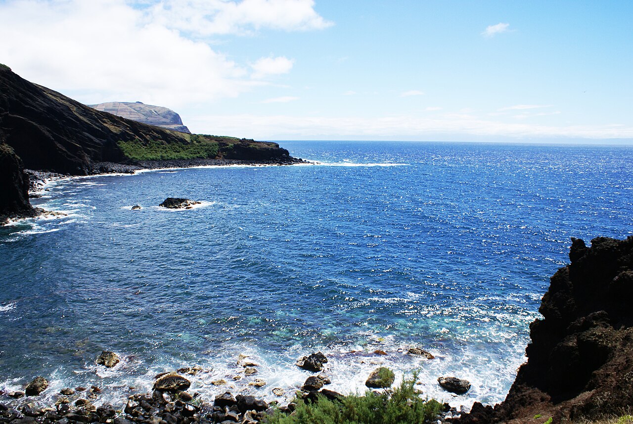 Bahía volcánica de Porto Afonso en Graciosa
