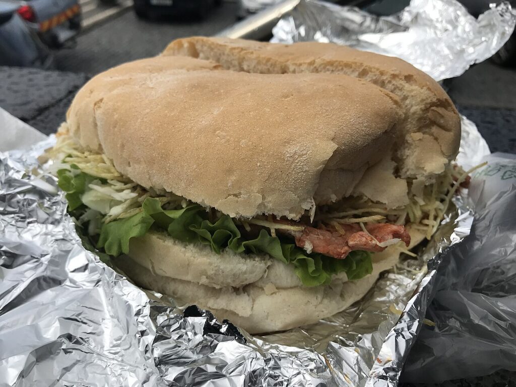 Bifana portuguesa de cerdo servida en pan