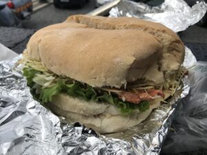 Bifana portuguesa de cerdo servida en pan