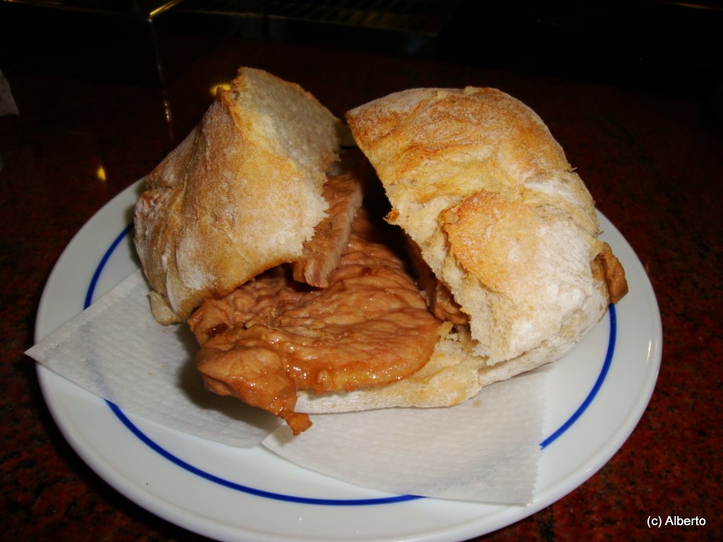 Bifana portuguesa servida en un plato