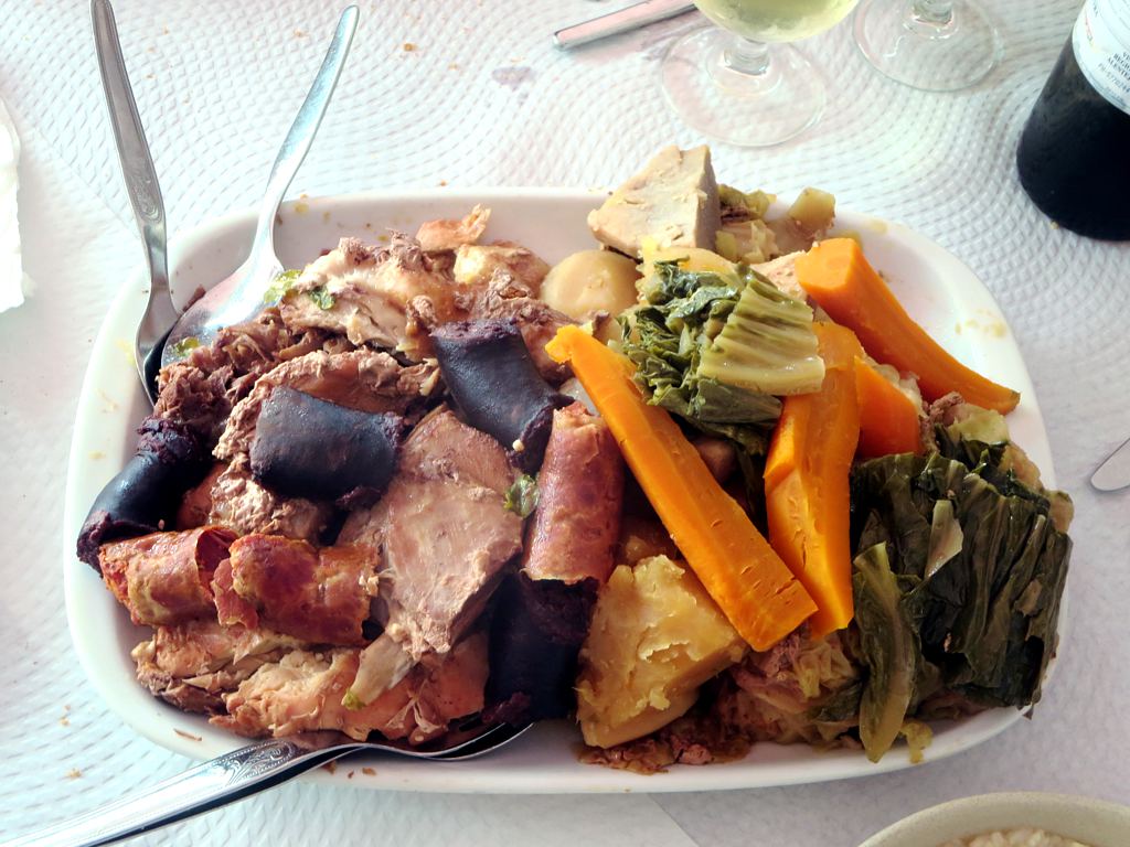 Plato tradicional de cozido das Furnas en São Miguel Azores