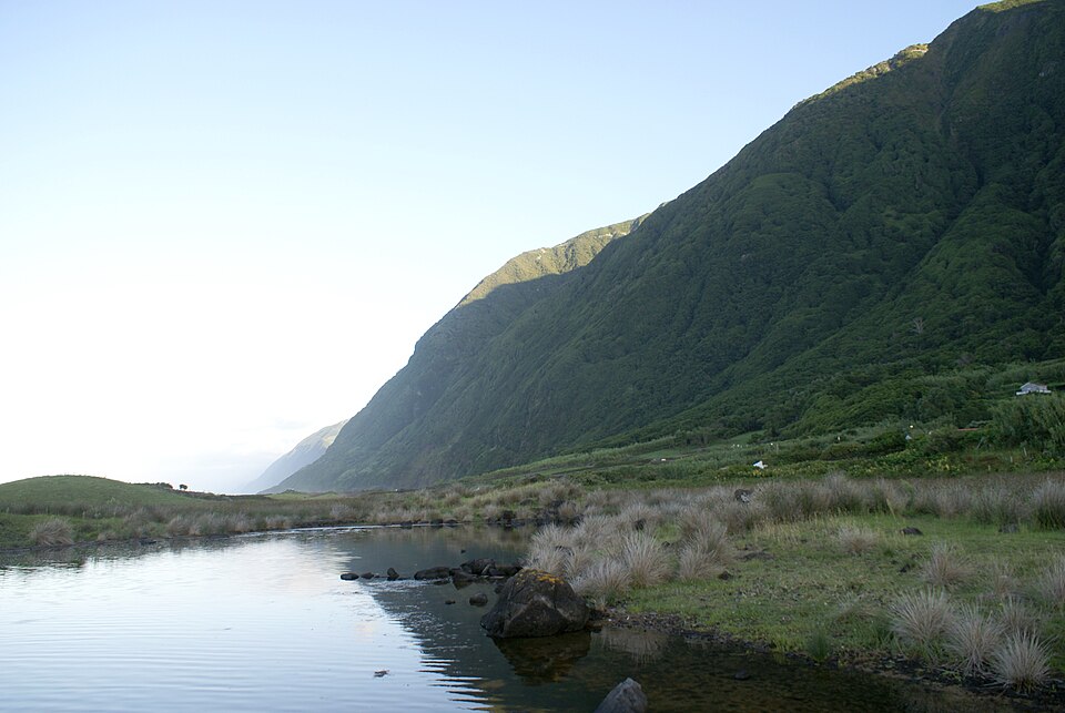 Fajã dos Cubres en São Jorge Azores Fajã dos Cubres en São Jorge Azores con laguna y costa volcánica