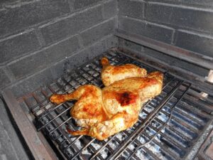 Pollo a la brasa portugués con salsa piri-piri