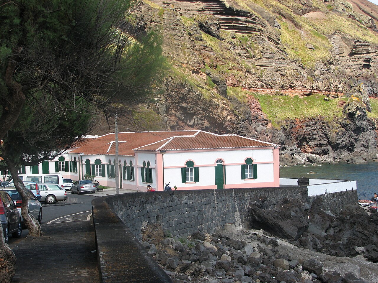 Termas do Carapacho junto al mar en Graciosa