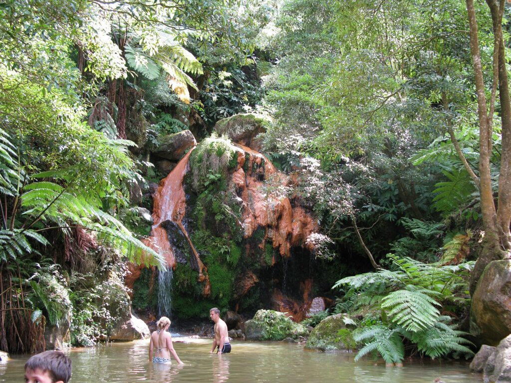 Piscina termal y cascada de Caldeira Velha en São Miguel, Azores