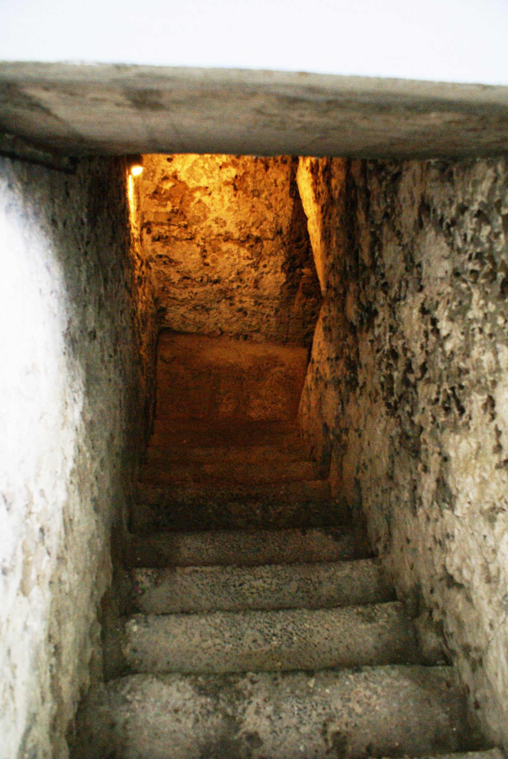 Escaleras de acceso a la fuente natural de agua termal de Carapacho