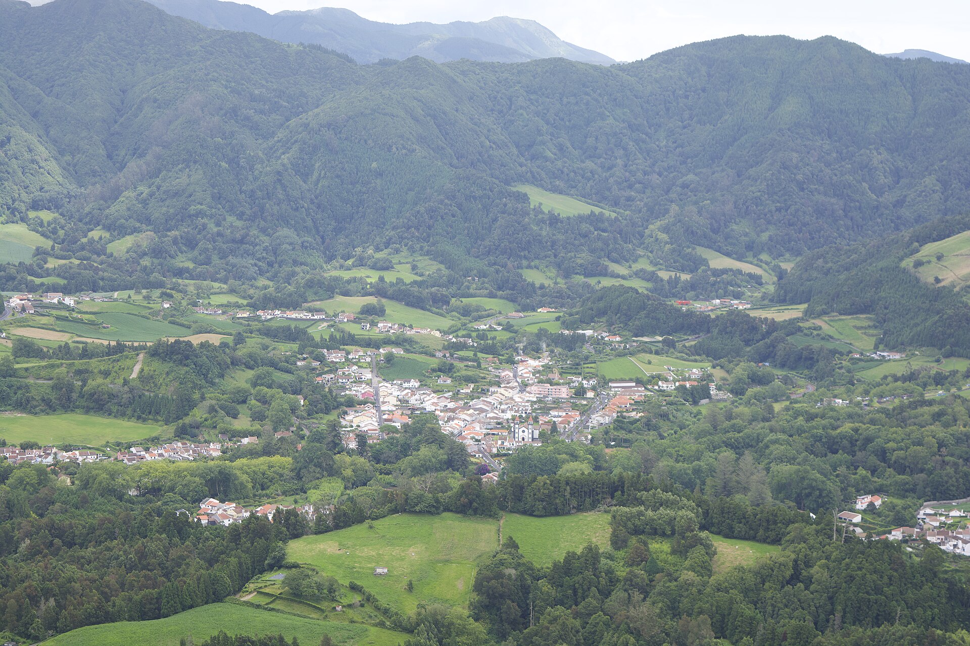 Vista panorámica del valle y el pueblo de Furnas en São Miguel, Azores