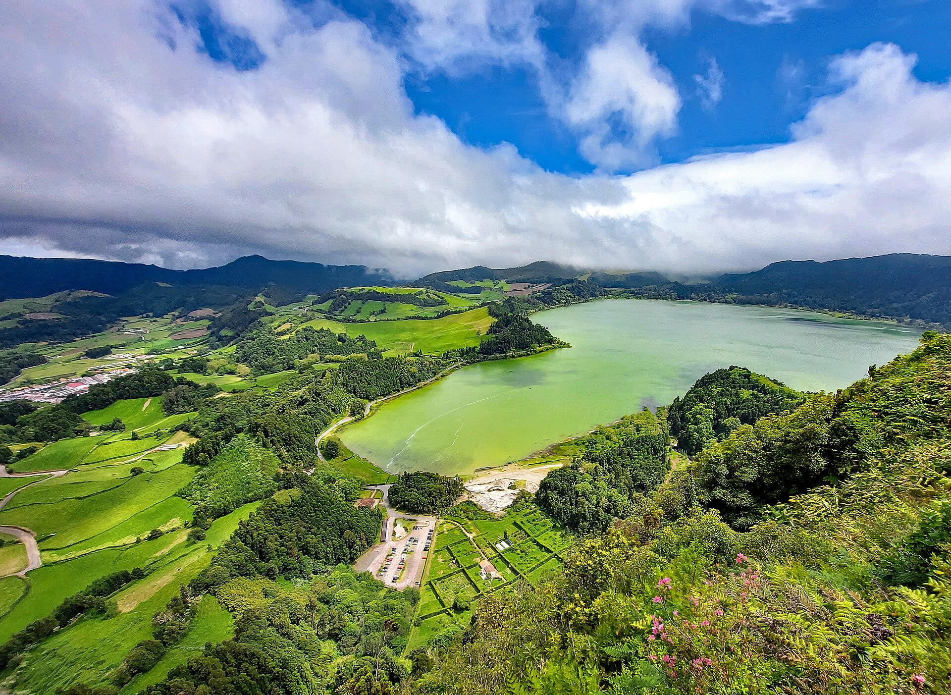 Vista panorámica de Lagoa das Furnas y las caldeiras geotérmicas en São Miguel, Azores