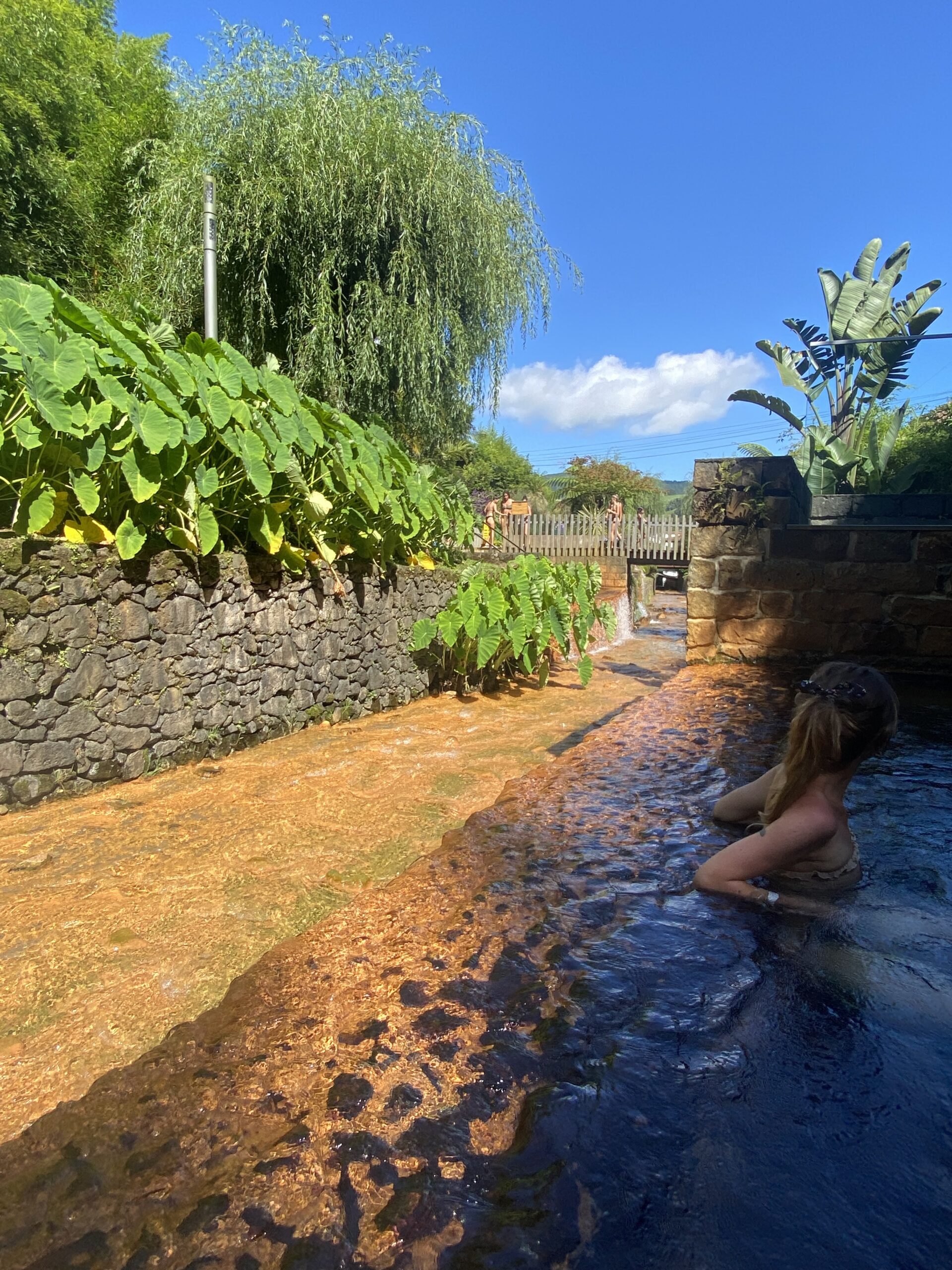 Canal de agua termal y piscinas naturales de Poça da Dona Beija en Furnas