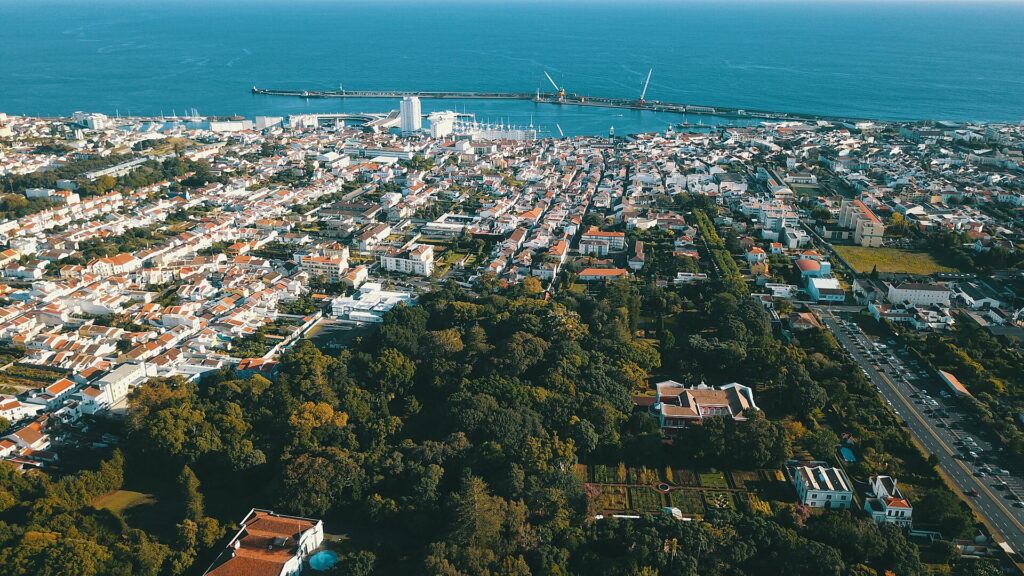 Vista aérea de Ponta Delgada en São Miguel, base práctica para visitar las Azores sin coche