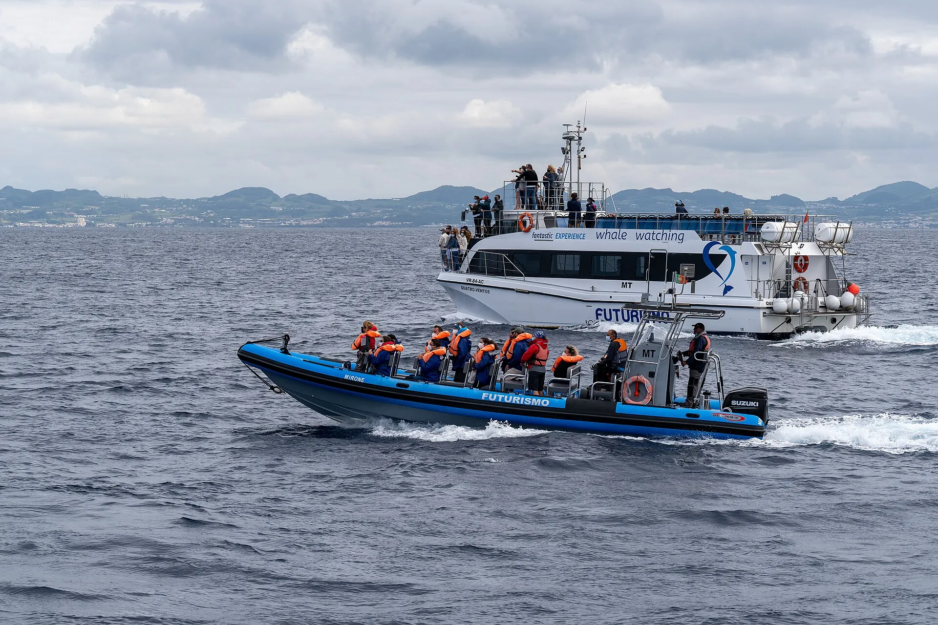 Dos barcos de avistamiento de ballenas frente a São Miguel, Azores