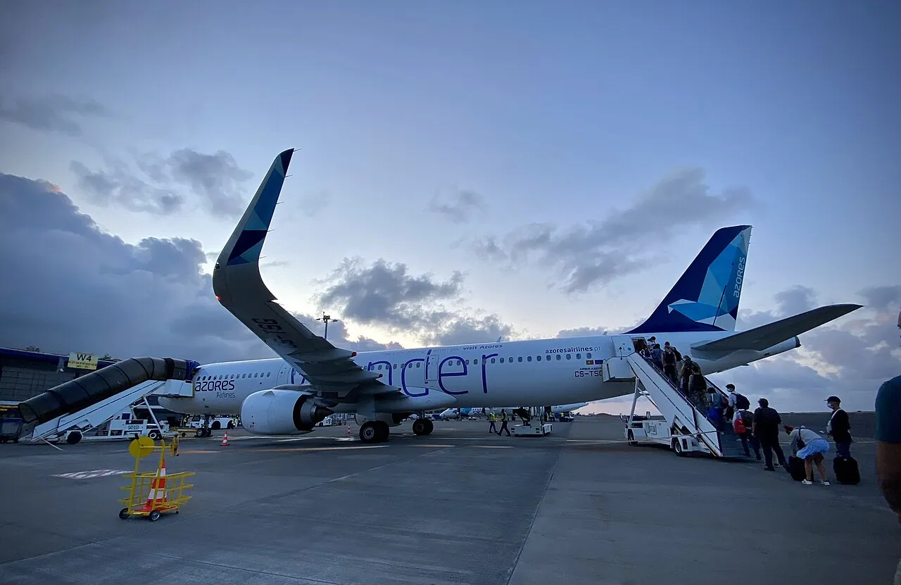 Avión de Azores Airlines en el aeropuerto de Ponta Delgada, São Miguel, Azores