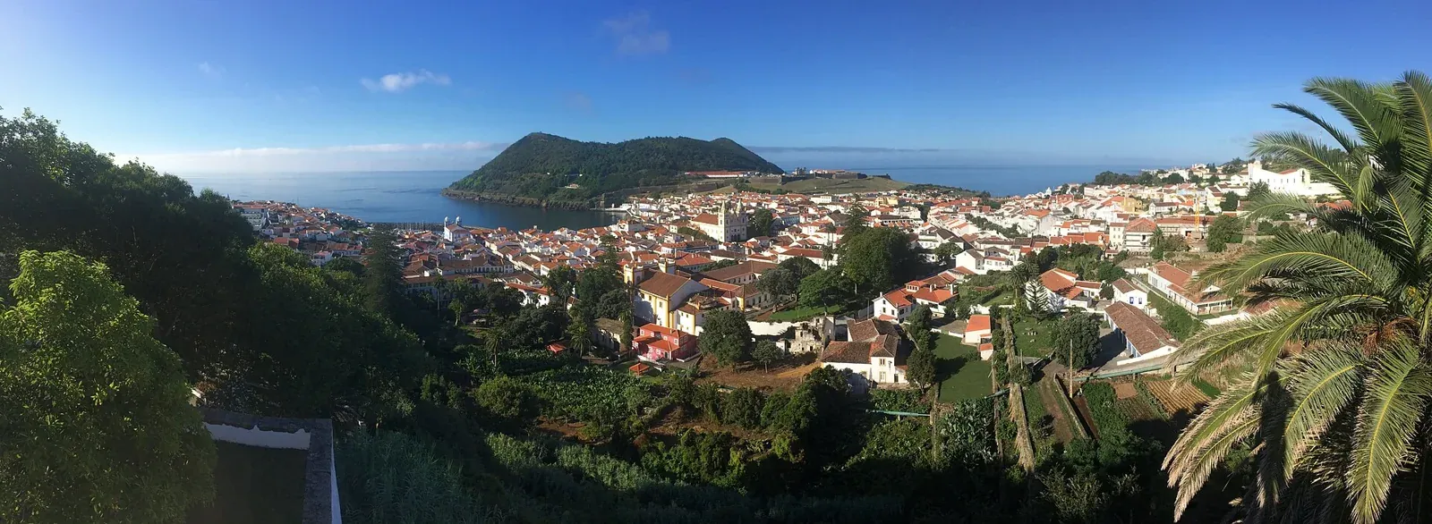 Tejados y centro histórico de Angra do Heroísmo vistos desde los jardines, en Terceira