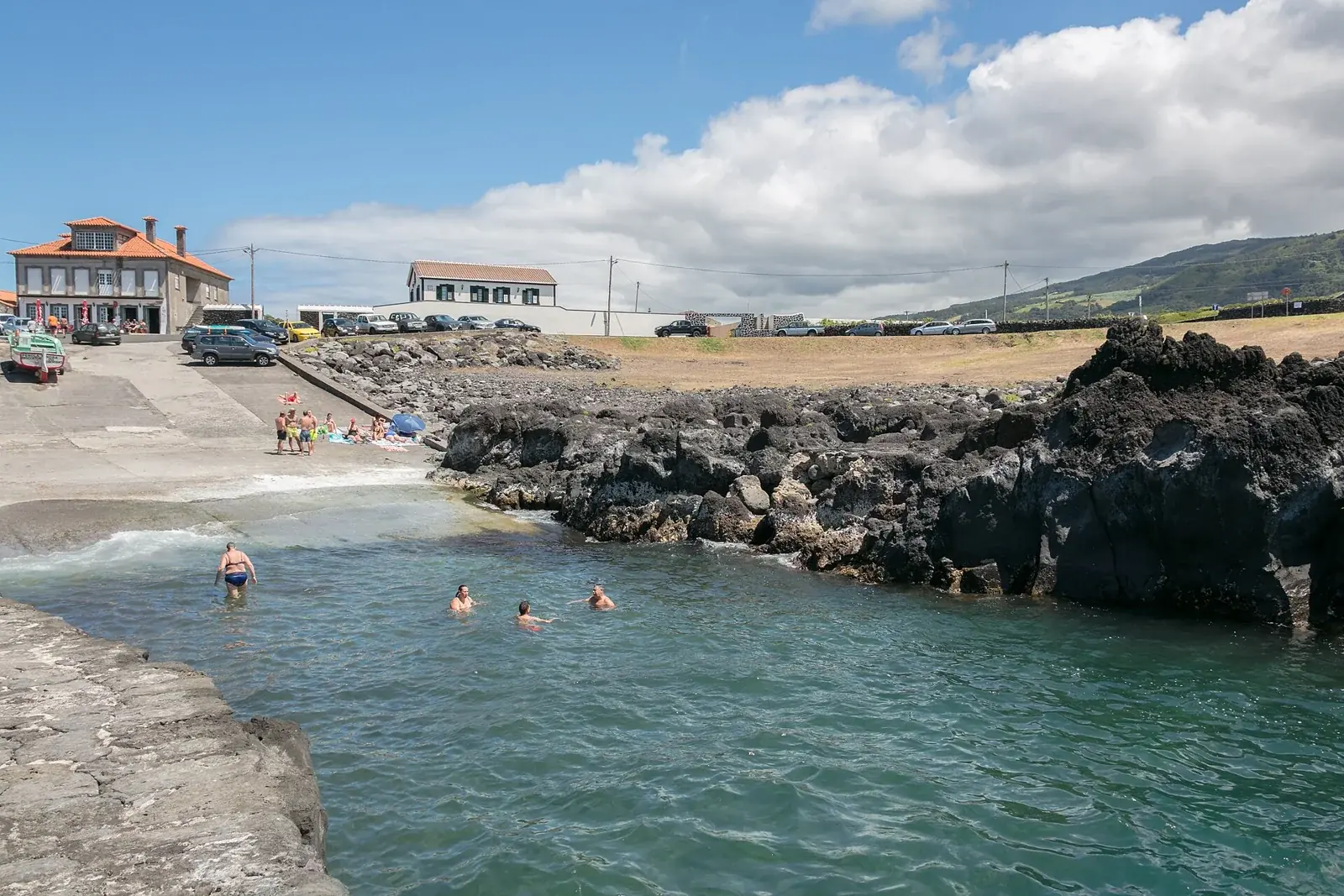Piscinas naturales de Biscoitos entre roca volcánica y la costa de Terceira