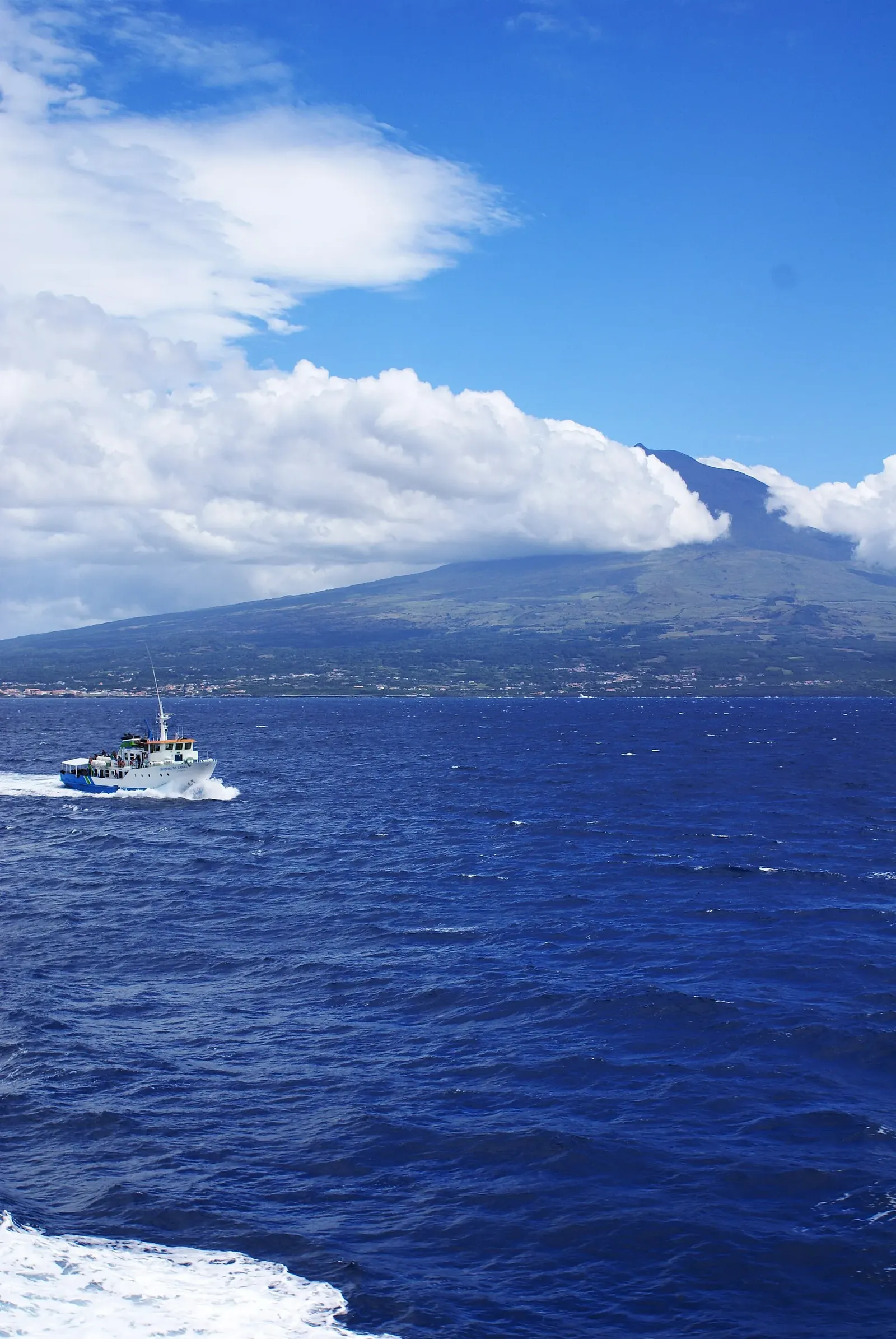 Vista de la isla de Pico desde el canal que la separa de São Jorge
