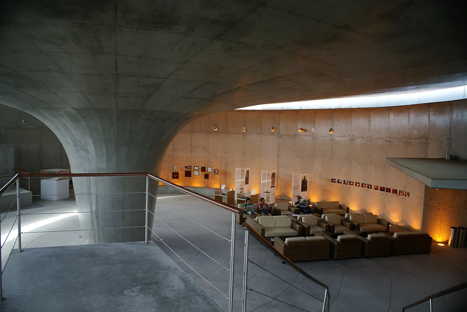 Sala interior y zona de asientos del museo subterráneo de Capelinhos, en Faial