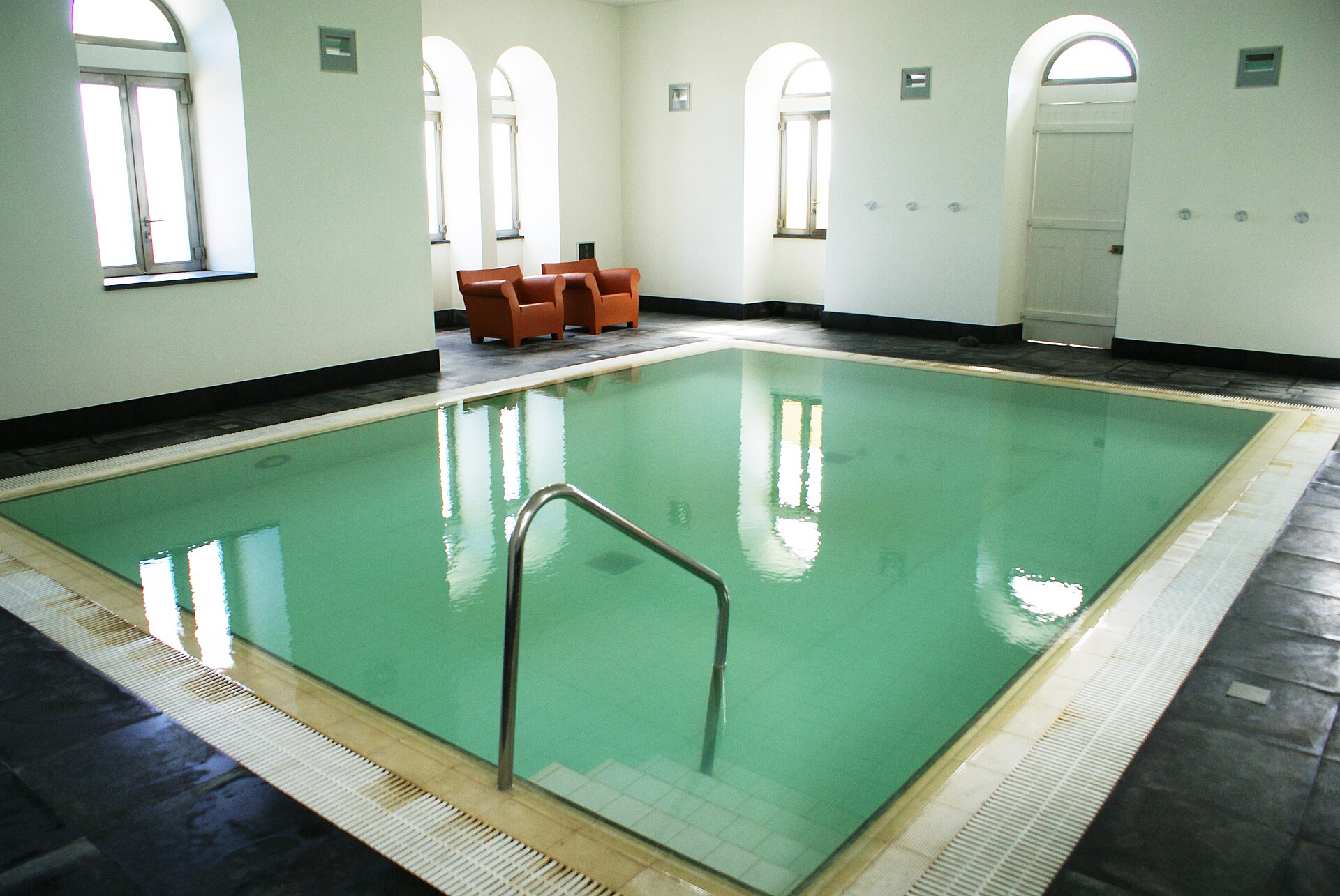 Piscina interior das Termas do Carapacho, na Graciosa