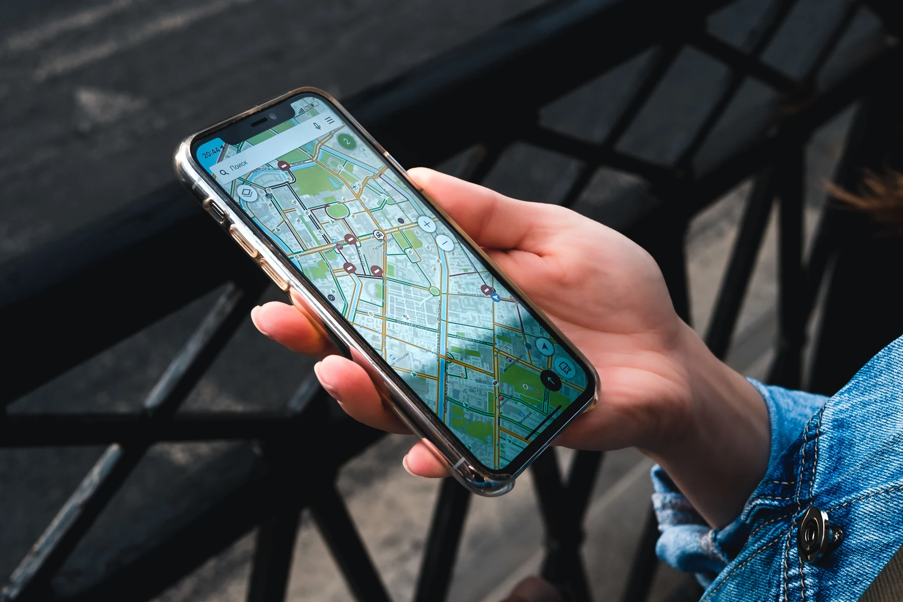 Mão a consultar um mapa num telemóvel durante uma viagem