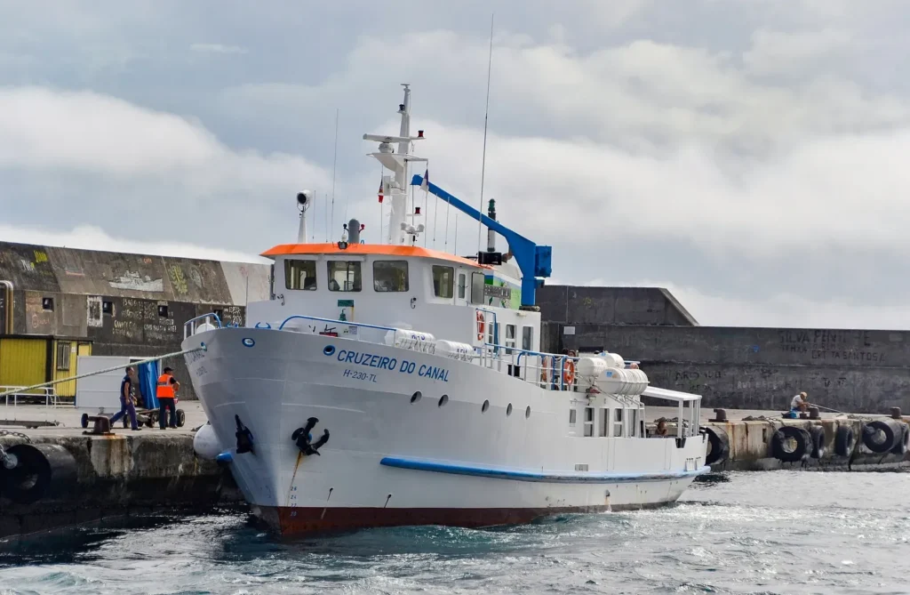 Ferry Cruzeiro do Canal atracado em São Roque do Pico, nos Açores