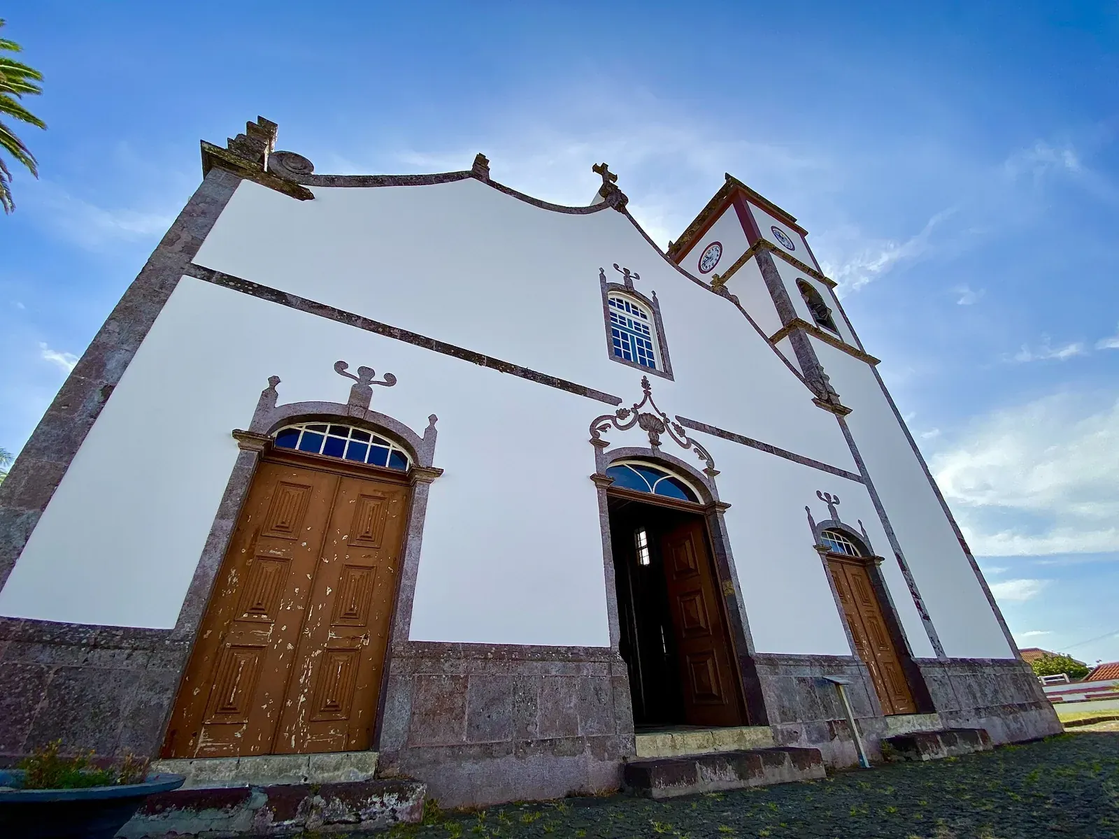 Fachada de la iglesia Matriz en Vila do Porto, Santa María