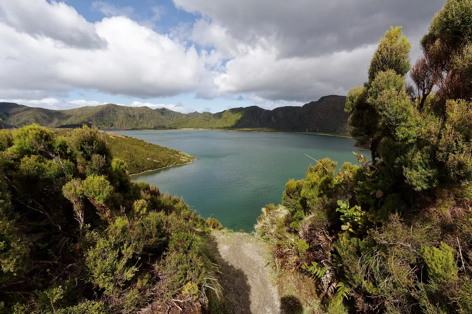 Cráter de la Lagoa do Fogo con la laguna y las laderas verdes