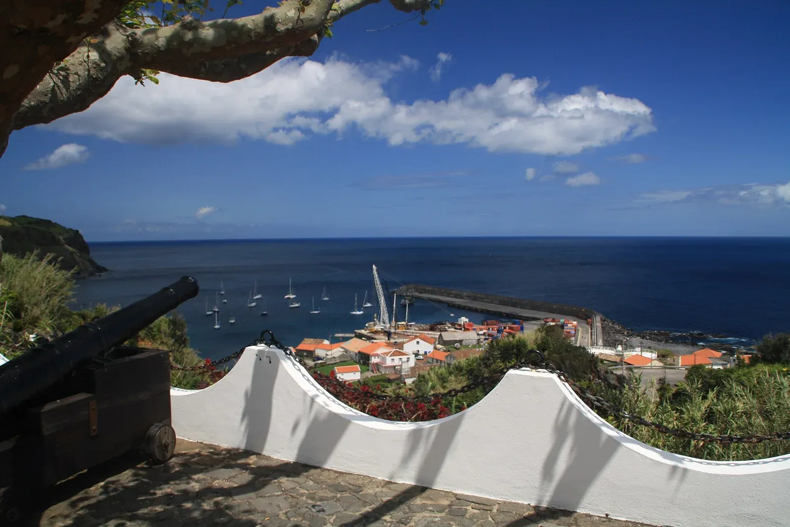 Localidad y puerto de Lajes das Flores vistos desde una zona elevada