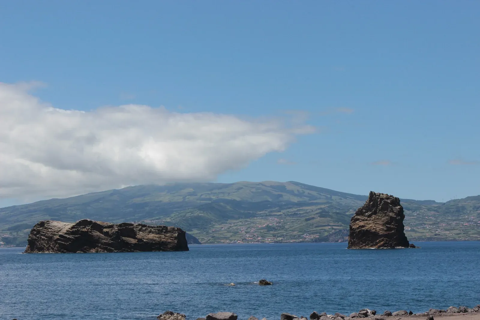 Ilhéus da Madalena frente a la costa de la isla de Pico, Azores