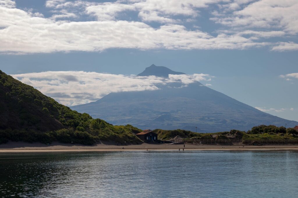 Montanha do Pico vista da costa, nos Açores