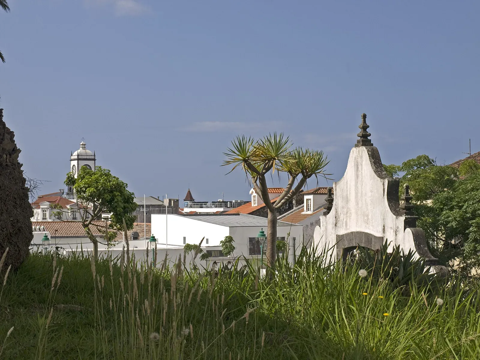 Jardín y edificios del núcleo de Santo André del Museo Carlos Machado, en Ponta Delgada