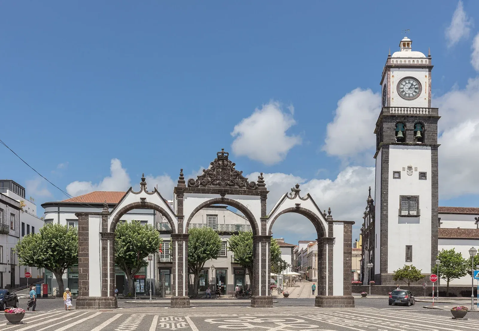 Portas da Cidade y torre de la iglesia en el centro de Ponta Delgada, São Miguel