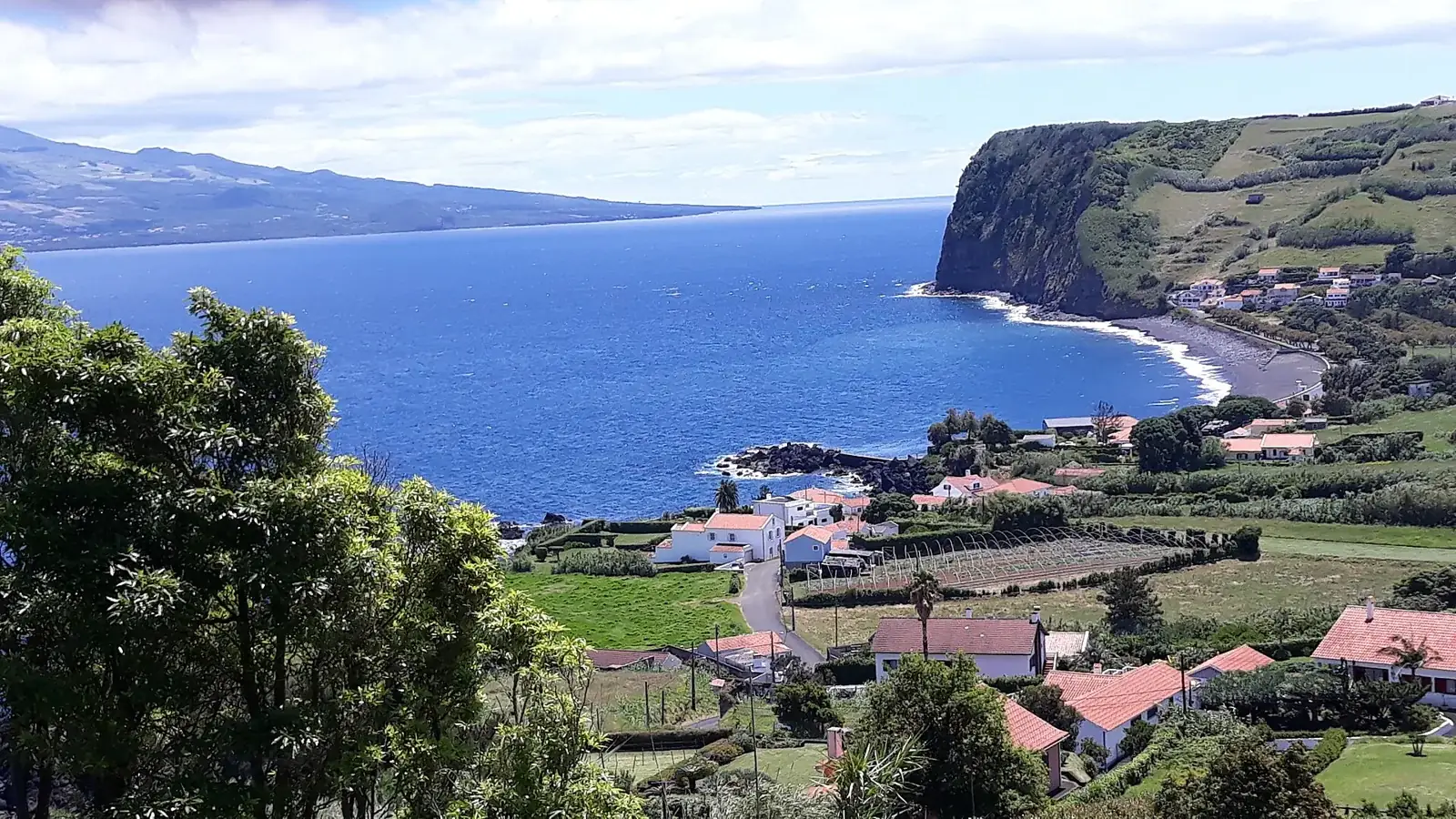 Costa y casas de Praia do Almoxarife, con la isla de Pico al fondo