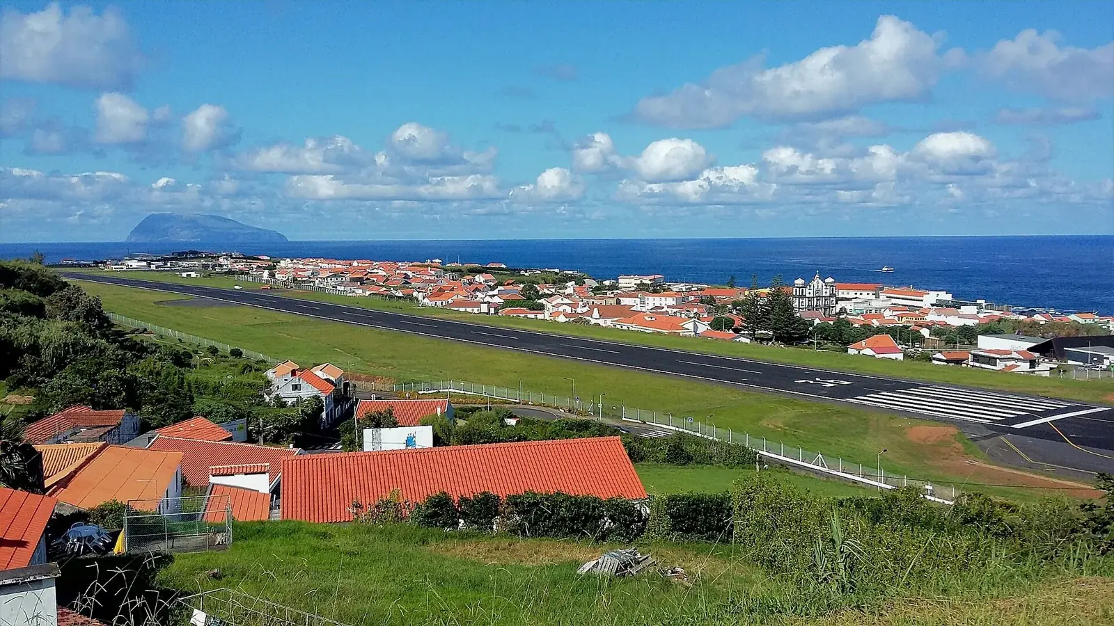 Santa Cruz das Flores y la pista del aeropuerto junto a la localidad y el océano